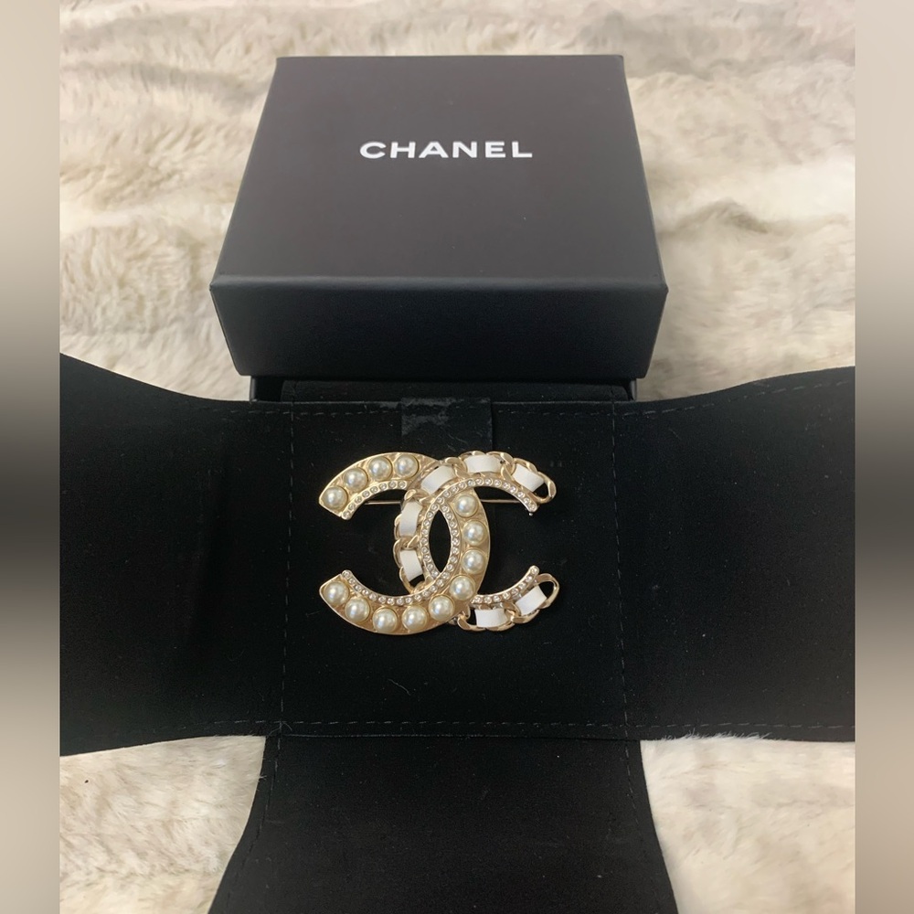 CHANEL 19C Shell Treasure CC Pearl Leather Brooch.